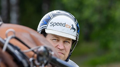 Antti Ojanperä hevosen kärryillä.