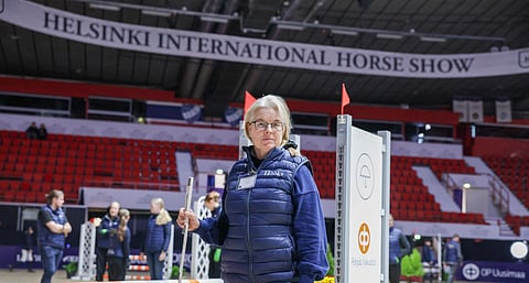 Esteratsastuksen ykkösratamestareitamme: Johanna Mikkola, tummansinisessää asussaan.