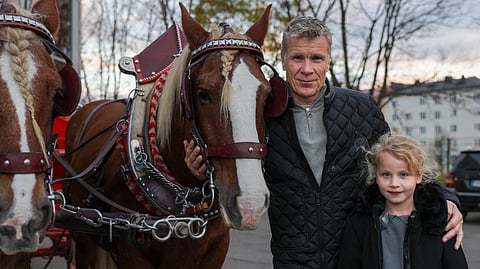 HIHS 2024: Mikael Forstén käväisi Jäähallilla ihan tavallisena katsojana, mukanaan tytär Aleksandra, joka pohti voisiko isä lähteä laukkaamaan panimohevosilla.