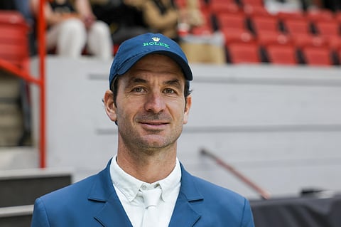 Steve Guerdat pitää Longinesin sponsoroimissa kisoissa kilpailevan kellomerkin Rolexin lippalakkia.