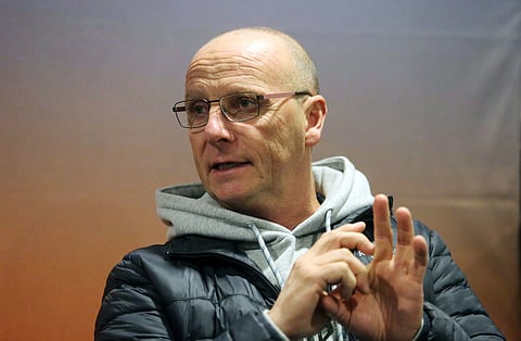 Leon Thijssen katselee esteratsastusmaailmaa entisen huippuratsastajan ja nykyisen hevoskauppiaan ja isän näkökulmasta.