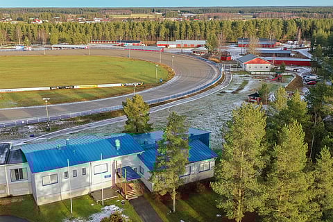 Kaustisella ajettiin Kuninkuusravit vuonna 2002, ja samana vuonna valmistui kauan odotettu koulurakennus. Aiemmin teoriaopetus oli tapahtunut erilaisissa tiloissa Kaustisen keskustassa ja myöhemmin raviradalle rakennetussa tallikahviossa. Koulurakennus kuvassa etualalla.