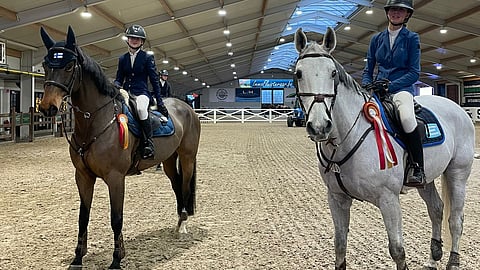 Oikealta Sani Illi ja Nita Tolonen.