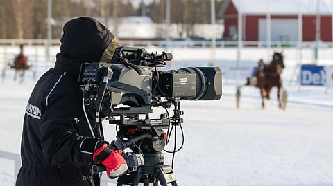 Tototv:n kuvaaja kuvaa lämmitteleviä ravureita.