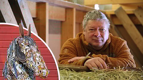 Juha Ketosara on rakennus- ja korjaustöiden ohessa itseoppinut tekemään kierrätysmetalleista koriste-esineitä.