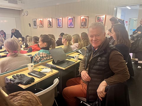 Tom Gordin piti kouluratsastajille HUJO-aiheisen motivaatiopuheen.