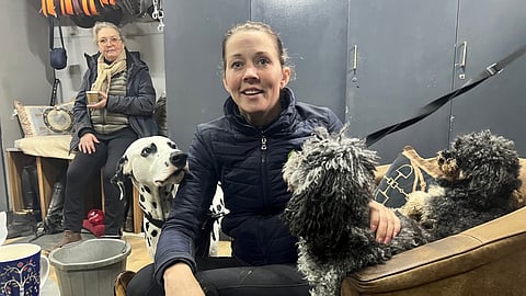 Haastattelupäivänä on meneillään auton pakkaus, sillä ohjelmassa on kürin harjoittelua lähitallilla hevosten kanssa. Mikaela ja Susie Soratie kotitallillaan.