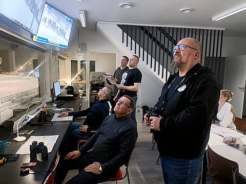 Tuomaristo on tarkkana lähdön aikana, ja purkaa tapahtumat vielä uudelleen kuvanauhalta.