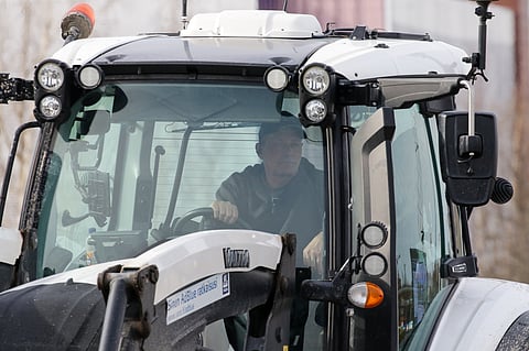 Keskimaunulla on käytössään radan hoidossa piikkilana, aura, perälevy sekä nappiterällä oleva raspi, joista piikkilanaa on eniten käytössä.