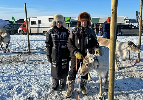 Matti Konttaniemi (oik.) on harrastanut porokilpailuja yli 50 vuotta. Kuvassa myös Eemil Sarajärvi ja viime kevään porokuningas Kultala.