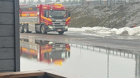 Suojasää on sulattanut Oulussa kisa-alueen. Ravit siirtyvät lauantaille.