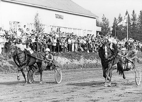 Kouvolan Kuninkuusravit 1973 päättyivät kotiyleisön riemuksi pyhtääläisen Ilorin/Risto Lanki ja lähinaapurista tulevan Vieterin/Kaarlo Partasen kunniakierrokseen. Tapahtumasta saivat ravikärpäsen pureman muun muassa Hippoksen nykyinen puheenjohtaja Antti Lehtisalo sekä Välähdyksen takaa tuttu Ville Korjus.