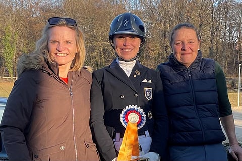 Voittoisina kisapaikalla Slovakian Motesicessa. Vasemmalta hevosen omistaja Ingrid Pretsch, Stegars ja hevosenhoitaja Magdalena Moser.