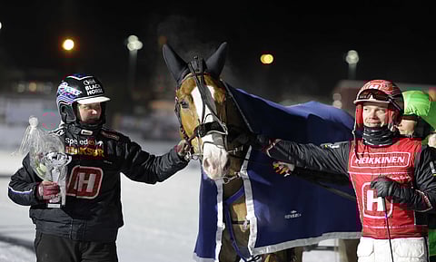 Stallone, ohjastaja Santtu Raitala ja Antti Ojanperän tallilla työskentelevä hevosenhoitaja Miia Pulkkanen.