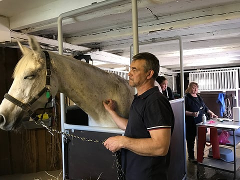 Helasuot tuovat kuusi 3-5-vuotiasta näytille. Oriaseman arkipuuhissa etualalla Kimmo, hänen takanaan Mira ja Ulla.