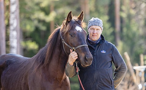 Jouni Hillbom on yllättynyt, kuinka paljon Molly Jo Poofissa on vauhtia. "Emä oli tosi iso, tämä jäi onneksi vähän pienemmäksi", Hillbom sanoo.