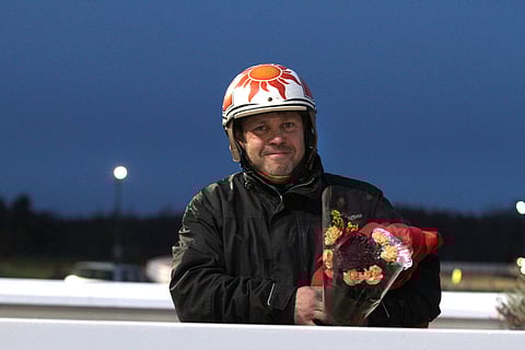 Jussi Hautanen kukitettuna podiumilla.