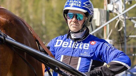 Jani Hartikainen valmentaa hevosia Iisalmessa.