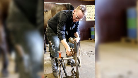 Jukka Kemiläinen tietää, miten hevonen kengitetään.