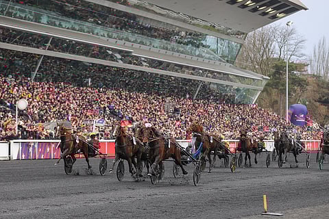 Kuten kuva kertoo, olivat Finntackin Yankee-kärryt suosittuja Prix d’Amériquessa. Menestystäkin niillä tuli. Voittaneen Idao de Tillardin ohjastaja Clément Duvaldestin tuulettaa ykkössijaa.