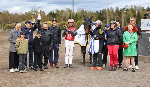 Lightning Stride oli Arvid Åvallin Tammaderbyn juhlittu sankaritar. Petri Tarrimaa pääsi nostamaan pokaalia korkeimmalle.