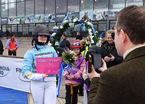 Pikku Humanteri ja Ronja Grönman saivat Anders Malmrotilta kutsun Solvallaan.