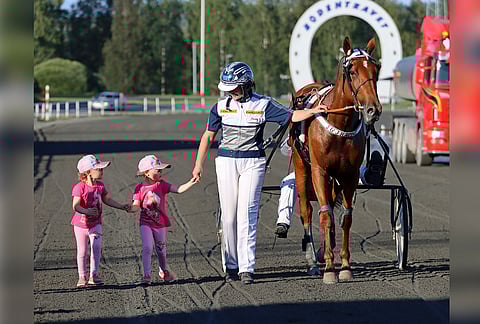 Backwood Fiona aloitti uransa voitolla 5.8.2024 Bodenin raveissa Janita Luttusen valmennuksesta. Tyttäret Alina (vas.) ja Elina pääsivät mukaan voittajaseremonioihin.