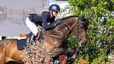 Annina Nordströmin ja Fuzhoun juhannusaatto sujuu esteratsastusteemalla. Kuvassa Drammenin nations cup -radalla.