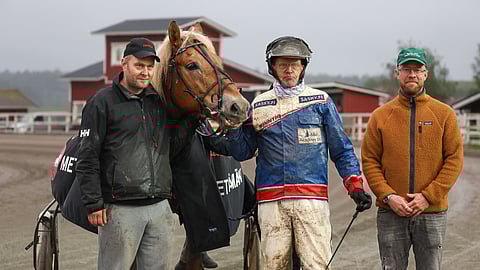 Voima-Simon vasemmalla puolella valmentaja Henri Tapala. Oikealla puolella ohjastaja Tuomo Ojanperä ja onnittelemassa Viljami Härmälä.