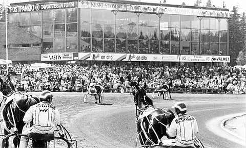 Eliitti eli suurinta kulta-aikaansa 1970-luvun lopulta 1980-luvun loppuun. Kuvassa 7688 maksanutta katsojaa valmistautuu vuonna 1989 näkemään, kuinka Friendly Face voittaa.