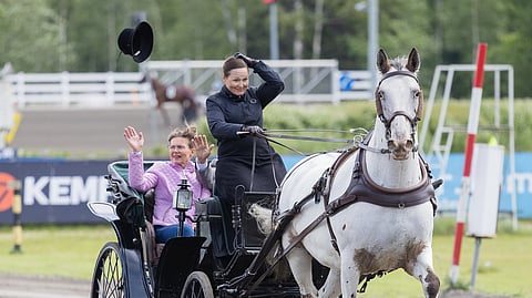 Jokimaalla ajettiin Suur-Hollola-ravit tuulisessa ja ajoittain sateisessakin säässä. Hatutkin lentelivät.