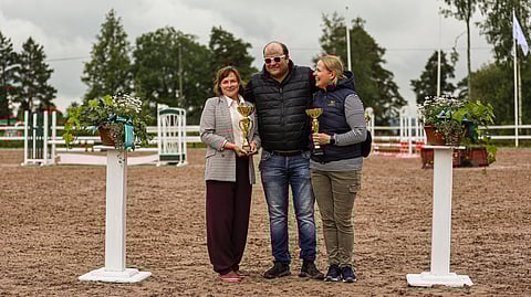 Hanna Heikinheimo ja Maarit Kähäri ja onnellinen voittaja Tomas Kiviranta, Peikin Ratsastuskoulusta.