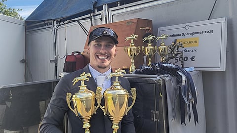 John Antell keräsi viikonlopun aikana niin paljon pokaaleja, etteivät ne kaikki mahtuneet syliin.