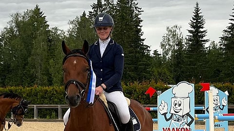 Petra Mattila ja Cascabel palkintojenjaossa.