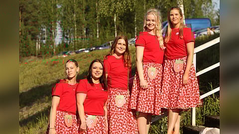 Mansikkatytöksi 2025 valittiin kuvassa vasemmalla oleva Wilma Hytönen.