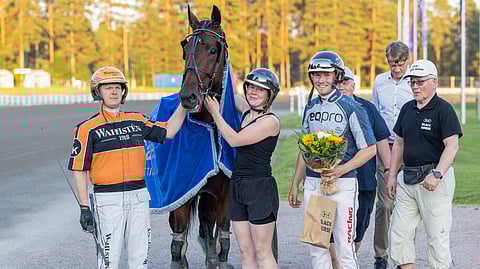 Tommi Kylliäisen ajama Where's The Party Cartivet Meetingin finaalivoittajana Katariina Nurmosen ja Niko Huuskolan kera. Antti Koivu (oik.) onnitteli.