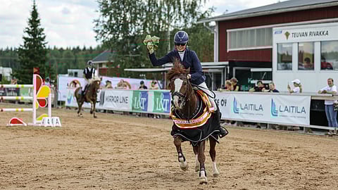 Paletin Liekki uusi finaalivoittonsa Myrkyssä. Taustalla laukkaava Jussi Tapani ja Koomikko kirivät kakkosiksi.
