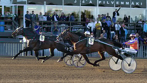 Risto Rautanen (oik.) on ohjastanut urallaan noin 400 ykkössijaa.