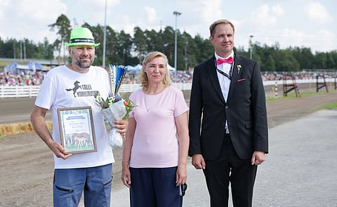 Mauri Korkiavuori (vas.) perheineen on valittu vuoden kasvattajaksi. Onnittelijoina Suomenhevosliitto ry:n puheenjohtaja Tuula Pihkala ja varapuheenjohtaja Matti Rehula.