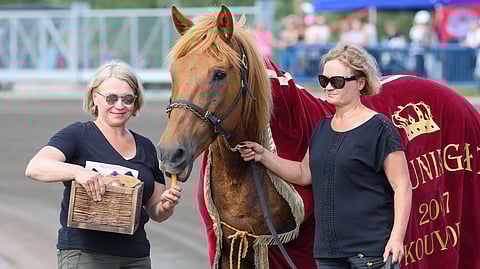B. Helmiina, Heli Borgström ja Jaana Sandström tervehtivät Kuninkuusraviyleisöä Kouvolassa.