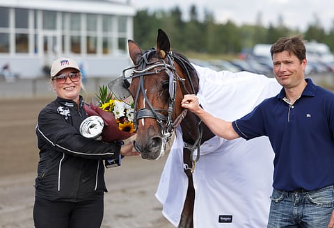 Minna Kauhanen oli mukana juhlimassa Marlon Bokon Toto75-voittoa. Mukana myös Juha-Pekka Vilkman.