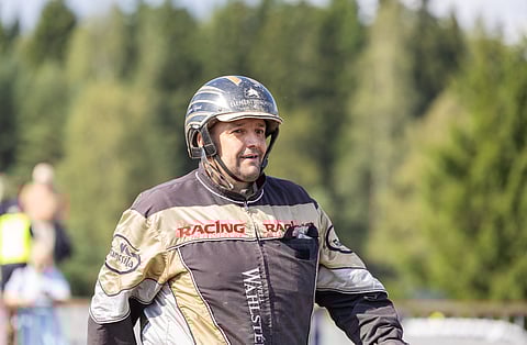 Aleksi Kytölä marssi lauantaina Caramiitan voiton jälkeen seremoniapaikalle. Sinne hän pyrkii myös tallin uusilla tulokkailla.