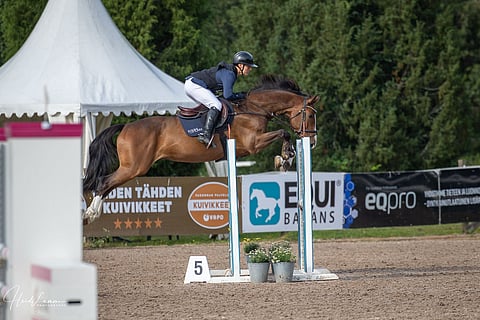 Onko tässä vuoden 2032 olympiaratsu? Arvi Martikaisen ja Quaranticon tyylinäyte rataesteillä.