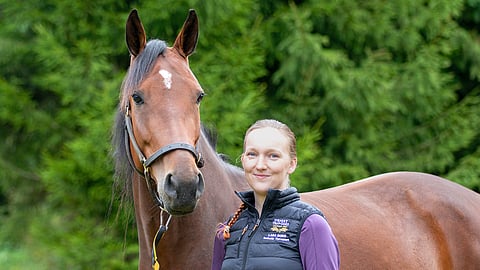 Isabella Tervonen on työskennellyt hevosten parissa jo useassa eri maassa. Kuvassa Tervonen ja Iines.