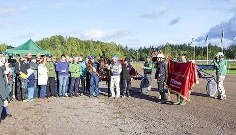 Mint Match on 300 osakkaan kimppahevonen, ja osa oli paikalla juhlimassa Villinmiehen Tammakilvan voittoa. Mukana myös tammojen voittaja Henkinen.
