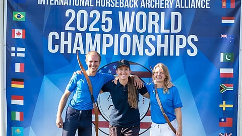 Valtteri Männikkö ja Jenni Tommila edustivat Suomea ratsastusjousiammunnan MM-kisoissa. Alun perin Suomi oli osallistumassa myös joukkekisaan, mutta loukkaantumisen vuoksi Anni Jauhiainen jäi viime hetkellä pois kisasta. Hän pääsi kuitenkin mukaan valmentajan roolissa.