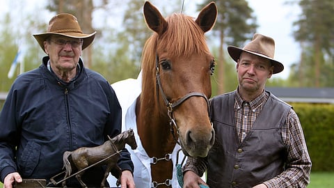 Pekka Vilkuna lahjoitti Hilppaa esittävän kiertopalkinnon Vilpottarelle ja Markku Mässelille (oik.) vuonna 2017 ansioistaan työmestaruuksissa.