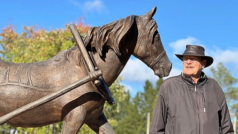 Perinne- ja kulttuuriyhdistys Hilippa ry:n Pekka Vilkuna ja kuvanveistäjä Jorma Heiskasen luonnollista kokoa oleva teos Hilppa.
