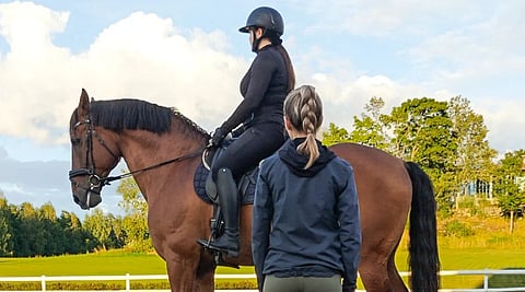 Sensovalmennuksessa alkutestien jälkeen noustaan hevosen selkään ja haetaan omalle hermostotyypille sopivaa asentoa.