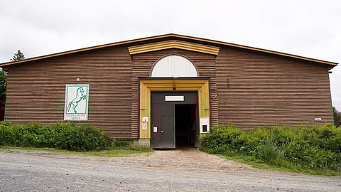 Ypäjän vanha maneesi on suojeltu Valtioneuvoston asetuksella.